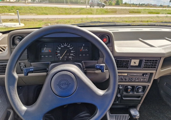Opel Kadett cena 5500 przebieg: 117000, rok produkcji 1991 z Wrocław małe 137